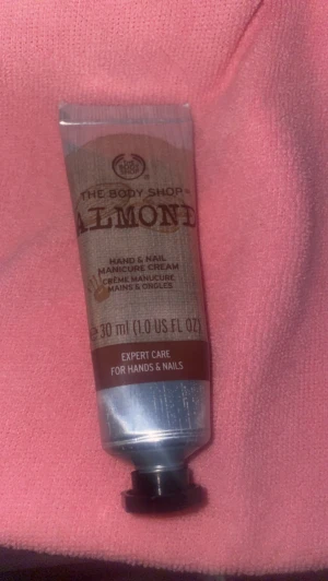 Body shop handkräm - En body shop Almond handkräm  Hand &Nail  Manicure Cream  Andvänd cirka 3 ml  