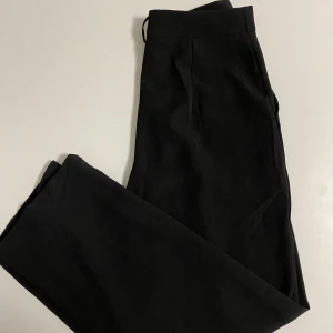 Kostymbyxor  - Kostymbyxor i storlek 34. De har bra längd och är lite tunnare än vad kostymbyxor vanligtvis brukar vara. Passar bra till våren. Skriv för fler bilder på!