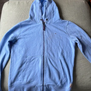 Tommy hilfiger Zip hoodie🔥🔥 - Använd 1 gång då den är för liten. Köpte den för 599kr Nypris. Skick 10/10. Väldigt fin tröja i min åsikt.😁