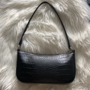 Axelremsväska - Fin axelväska som är i nyskick, köpt på h&m💕💕💕