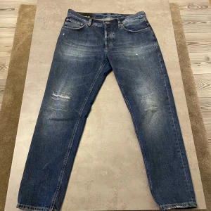 Dondup jeans  - Säljer mina dondup jeans för att dom är för stora för mig. Dom är använda ca 5 gånger.  Nypris 3000kr
