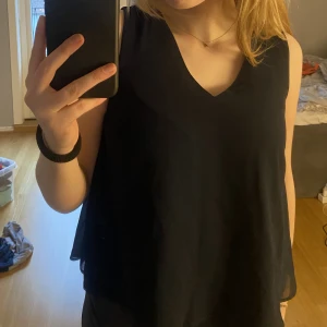 Fin mörkblå/svart blus - Säljer denna blus då den inte är min stil. Endast provad. Nypris 299kr, säljer för 159kr