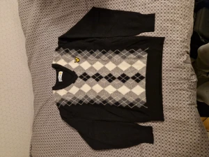 Vintage Stickad Lyle & Scott Tröja - Säljer min väldigt sällsynta vintage lyle and scott tröja i svart och storlek 42 (skulle säga att den sitter som en s/m). Väldigt gott skick!