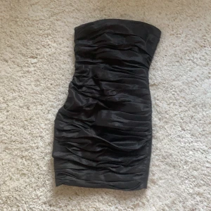 Bandeau klänning - Säljer min fest klänning jag använt en gång på tema fest. Svart grå aktig färg i storlek XS från Laona.