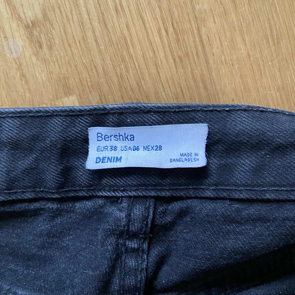 Ett par svarta raka jeans med detalj på sidan o inre lår från bershka, fräscht skick knappt använda, strl 38. Jeans & Byxor.
