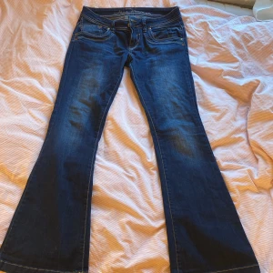 Bootcut jeans - Skit snygga lågmidhade bootcut jeans från Jane Norman. Säljer eftersom att dem tyvärr är för små. Använd gärna köp nu! 75cm i benlängd och 80cm i midjemått!