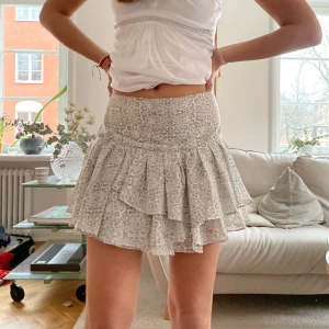  Super söt volangkjol😍 -  Jättefint skick och fint mönster💗 Storlek S