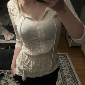 Söt topp - Säljer denna söta toppen med trekvartsärm som inte har kommit till användning💞