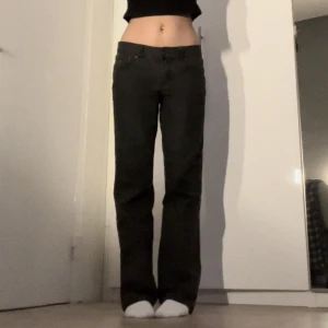 Svarta lågmidjade jeans - Svarta lågmidjade jeans från märket cue.  Vet inte storleken men skulle säga att den är som en 38. Jag är 170cm lång och längden är perfekt för mig. Fint skick, inga hål eller fläckar. Köparen står för frakten.