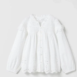 Blus - Säljer den här fina blusen från zara som är från barn avdelningen storlek 164 men passar mig som har xs-s i tröjor💗💗💗