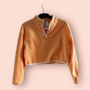 Gul tröja - Oanvänd kort tröja från Pimkie Sweatshirtkvalitet mef dragkedja, storlek S Skriva om ni önskar flera bilder och frågor 