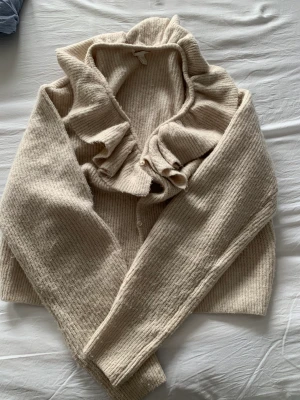 Kofta - Jätteskön kofta från hm tycker mycket mycket om men har ingen stor användning av den. Funderar ff på att sälja eller inte❤️men skriv om intresserad