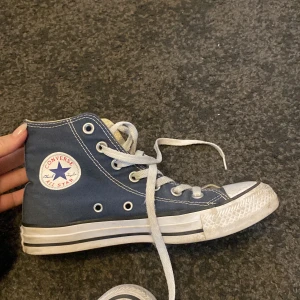 Converse  - Blå Converse i storlek 36, använda ett par gånger men är i väldigt bra skick! 