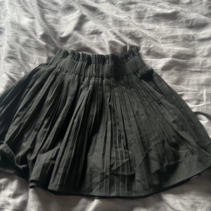 Kjol - säljer denna eleganta kjol från Zara, använd fåtal gånger. Skriv för bilder på. Storlek M men sitter bra på mig som är S då det är resor i midjan  .