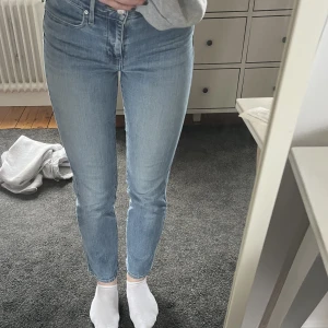 Levis jeans  - Raka väldigt stretchiga jeans från Levis. Strl 26, jag är 163.