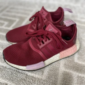 Adidas NMD_R1 - Knappt använda så mycket fint skick. Jätteskön sko men tyvärr för liten 