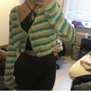 Kofta - Populär kofta!! Köpt här på Plick, slutsåld online 💚 Passar till mycket 👗 Storlek S men passar även de som har XS ❣️(har för mig nypris va 300)