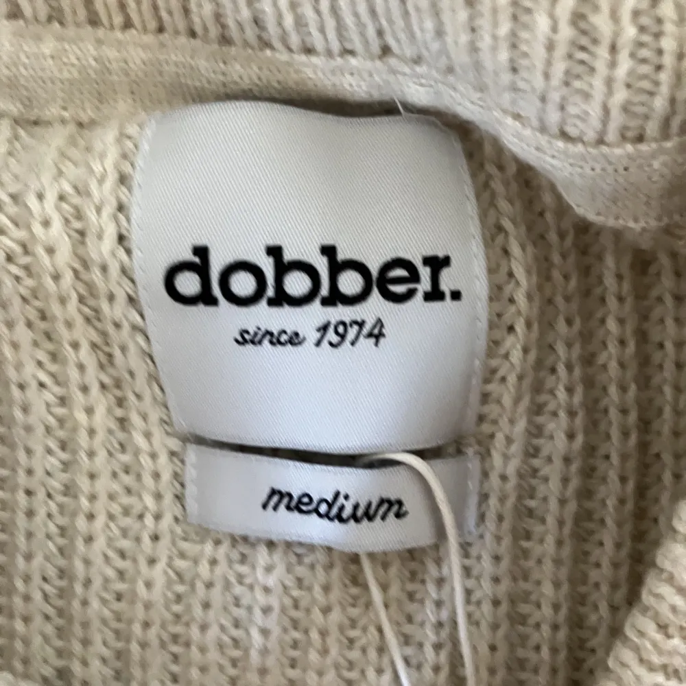 Säljer en najs stickad väst från märket Dobber då den inte kommit till användning, till och med prislappen sitter kvar.. Stickat.
