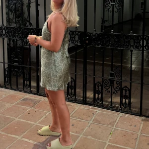 Klänning från zara - Min älskade klänning från zara, den perfekta sommarklänningen!! Lika snygg till vardags som fest. Storlek M 💚