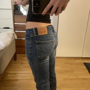 Levis jeans - Levisjeans vintage köpte på Stockholms stadsmission. Assnygg färg lite urtvättade. Modell 511, lågmidjade.