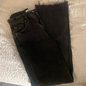 Jeans - Samma model o allt som det blåa paret. Dem är då geå/svarta och i en rak modell. Knappt använda