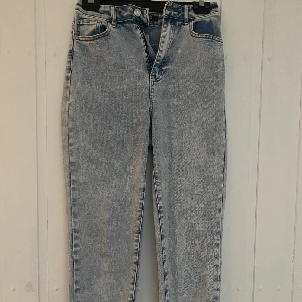Blåa mom jeans med urtvättad design. Köpt från missguided för 400kr. Väldigt fint skick.. Jeans & Byxor.