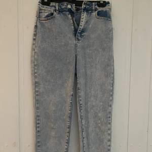 Blåa mom jeans med urtvättad design. Köpt från missguided för 400kr. Väldigt fint skick.