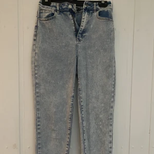 Mom jeans - Blåa mom jeans med urtvättad design. Köpt från missguided för 400kr. Väldigt fint skick.