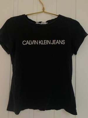 Svart Calvin Klein t-shirt i storlek XS. Köpt från zalando för 350kr. Väl använd