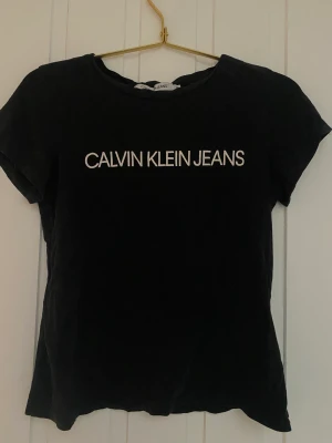 Calvin Klein t-shirt - Svart Calvin Klein t-shirt i storlek XS. Köpt från zalando för 350kr. Väl använd