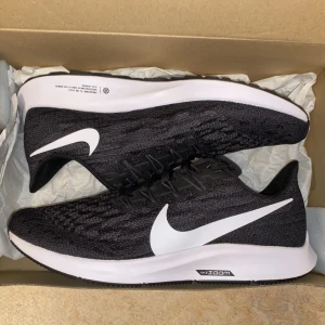 Nike löparskor - Säljer dessa löparskor från Nike modell ”Nike air zoom pegasus 36” i storlek 40,5. Dom är i nyskick då dem endast är använda en gång, säljer pga att dem är för stora. Skickar i originallådan