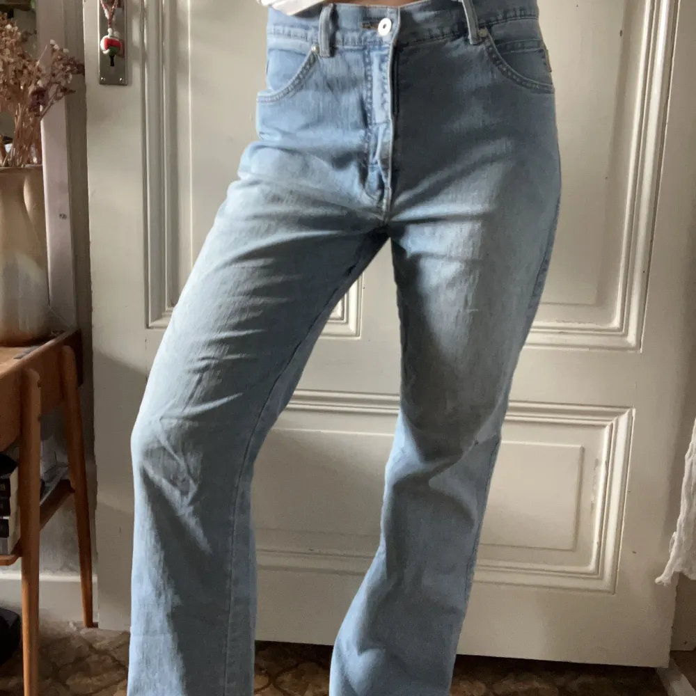 Ljusa jeans från Flash, säljer då de är aningen stora på mig. Jeans & Byxor.