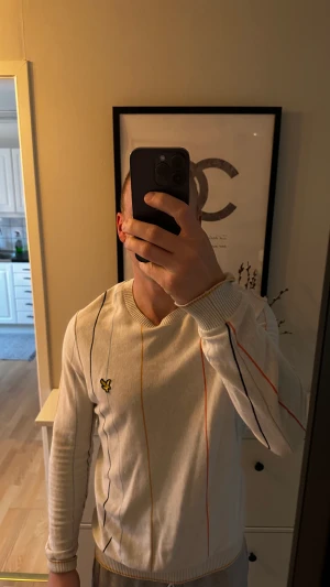 Sweatshirt  - Lyle and Scott sweatshirt. Bra skick. 