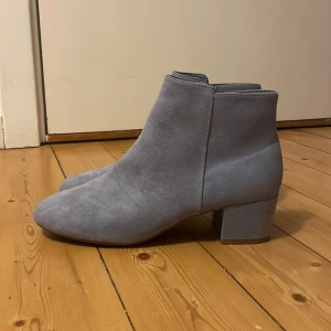 Skor aldrig använda  - Boots med låg klack, aldrig använda. Grå/lila i nyansen. Storlek 40. Nypris 499kr. Frakt tillkommer 