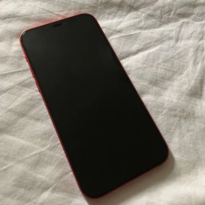 iPhone 12 - iPhone 12  Skick 9/10 19 månader gammal Batterihäsla 89% Orginalbox och 4 skal tillkommer Kan fraktas också om behövs. Kvitto finns