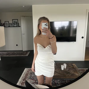 Studentklänning  - Nu säljer jag min studentklänning 🌸💐🌻 Den är helt oanvänd och i väldigt fint skick. Jag valde att ha den utan band men lika fin med band!! 🫶🏼😍 Hör av er vid intresse!! 