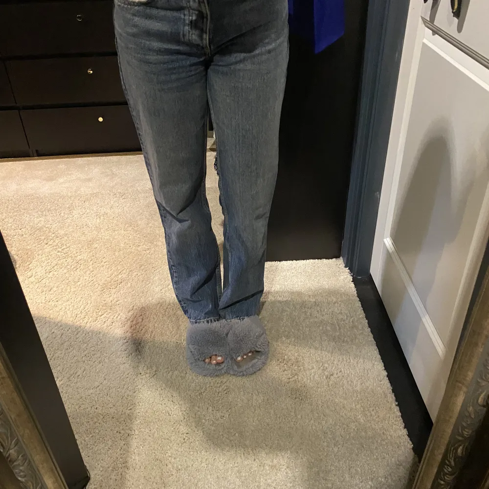 Fina midwaist/lowwaist jeans i blå jeans färg. Inga defekter och sparsamt använda. Säljer för att anvönder ej🤍. Jeans & Byxor.