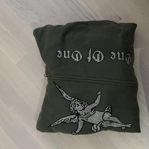 One of one - Trändiga one of one!! Svin snygg hoodie men aldrig använt! Tror den kostade runt 1000kr