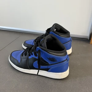 Intressekoll På Jordan Mids 💙 - Blå svarta jordan mids Äkta! QR-kod finns. Använda ett fåtal gånger i somras. Inga skador och inget som är sönder! Skriv privat för fler bilder. Storlek 36,5 men funkar även som storlek 37.