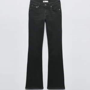 Jeans - Funderar på att sälja mina bootcut lågmidjade jeans från zara då de är lite stora för mig. Eller om någon har 32 och vill byta! Kom privat om du är intresserad💕