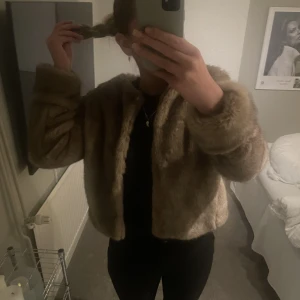Pälsjacka  - Super snygg pälsjack från zara eller mango är osäker jätte bra kvalitet som ny. Fråga för fler bilder 💕🥰🥰 Säljer på grund av den är för liten på mig skulle behövet en M är M i vanliga fall 