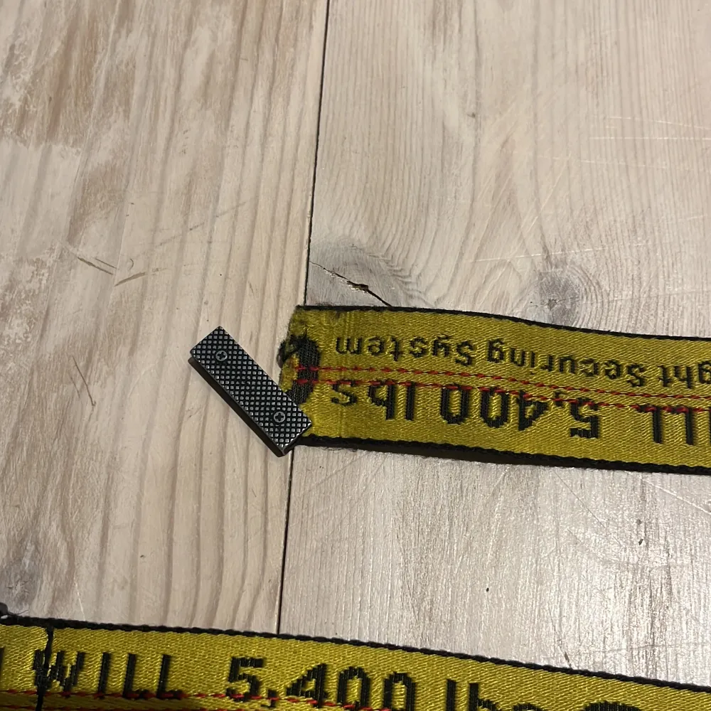 Jag säljer mitt Off White Industrial belt.  Bältet är väl använt men fungerar fortfarande bra som det ska. Det är lite fördärvat på ena änden men inget man tänker på när man använder det.  Det är 112cm långt  Köpt ifrån Farfetch. Farfetch tag ingår.. Accessoarer.