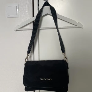 Valentino väska - Vill kolla intresset på min valentino väska, så skriv om du är intresserad 🖤Det finns ett kortare band och även ett längre band🖤 nypris är 1100kr