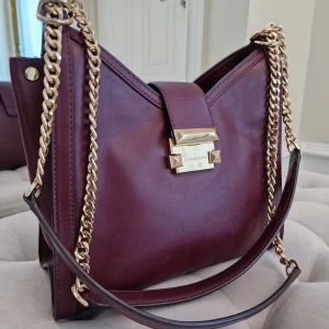 Äkta Michael Kors väska - Fin Michael Kors väska inköpt på Michael Kors butiken i Sthlm. Nypris: 3200 kr.