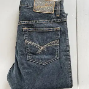 Såå snygga raka jeans med medelhög midja, som tyvärr inte kommer till användning. Köpta secondhand men i nyskick. Innerbensmått: 78cm Midja: 37cm