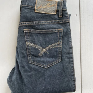 Vitage jeans - Såå snygga raka jeans med medelhög midja, som tyvärr inte kommer till användning. Köpta secondhand men i nyskick. Innerbensmått: 78cm Midja: 37cm