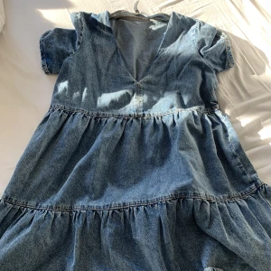 Klänning - Jättefin jeans klänning från hm som jag tycker mycket om men som inte kommer till användning lika mycket längre💕