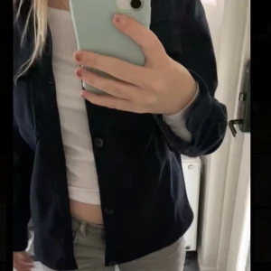 Marinblå kappa - Säljer min supersnygga vårkappa. Sparsamt använd därav i toppenskick💕 skriv för fler bilder eller andra frågor💕