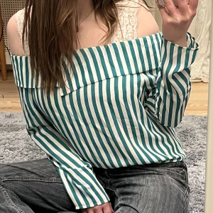 Overshouldertopp - Supersöt overshouldertopp. Endast använd ett fåtal gånger. Hör gärna av dig om du har frågor!