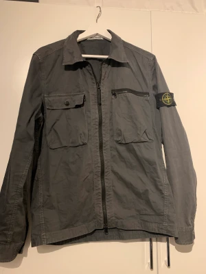 Stone island overshirt  - Stone island overshirt i fint skick! Inga hål, fläckar eller liknande. Storlek Medium  Snygg Grå svart färg 